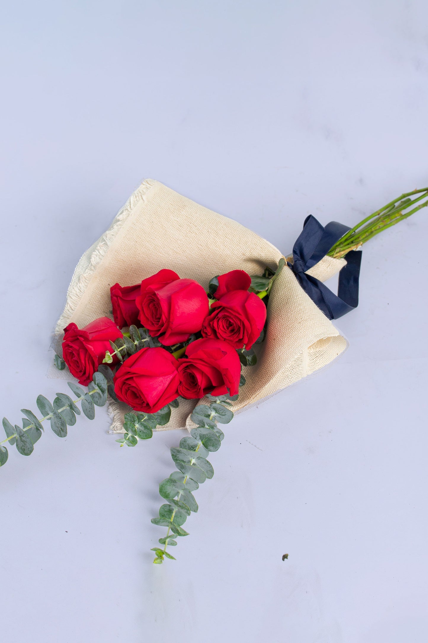 Ramo 6 Rosas Rojas - Envoltura Yute Cuau. Izc.