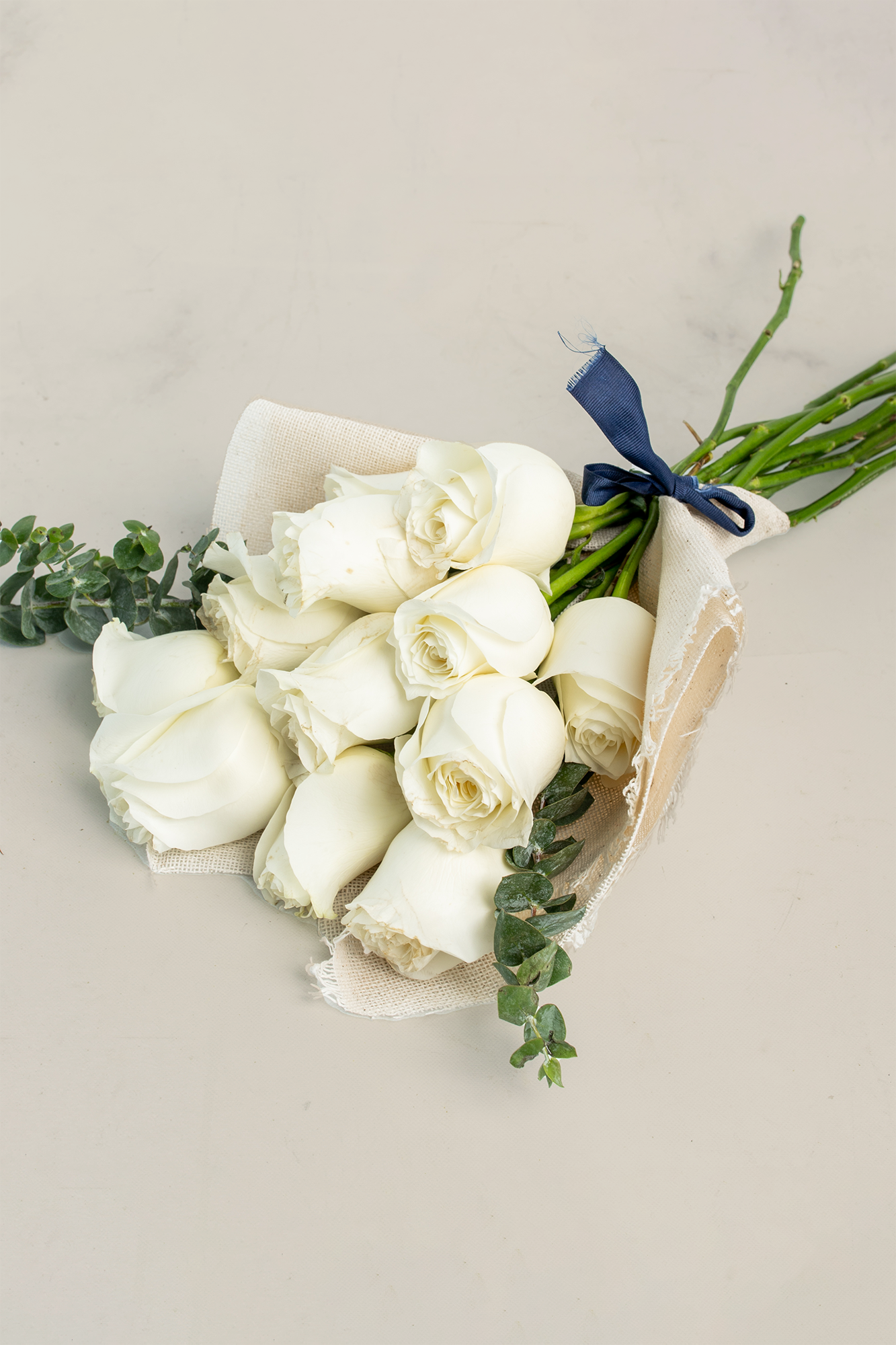 Ramo 12 Rosas Blancas - Envoltura Yute Atizapán
