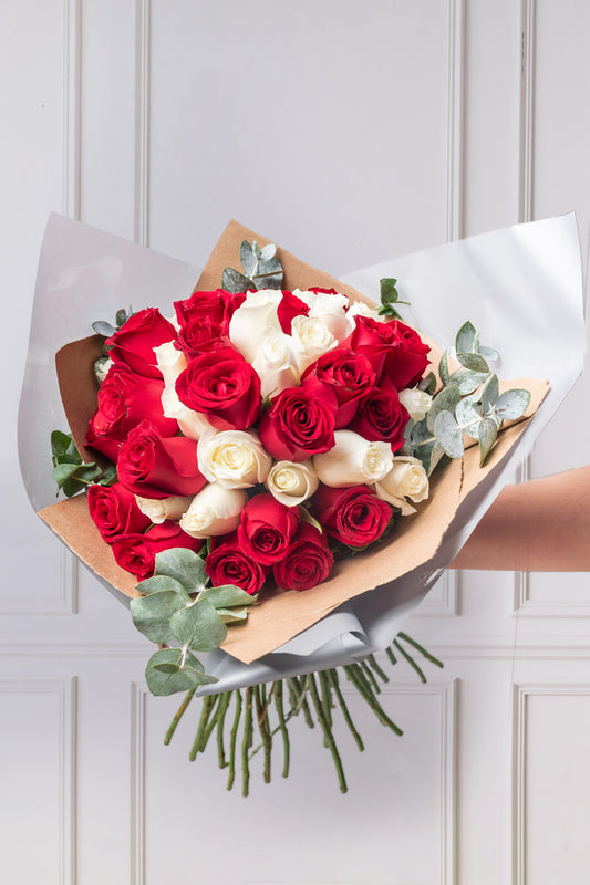 Ramo Buchón - 50 Rosas Roja y Blanca DGO