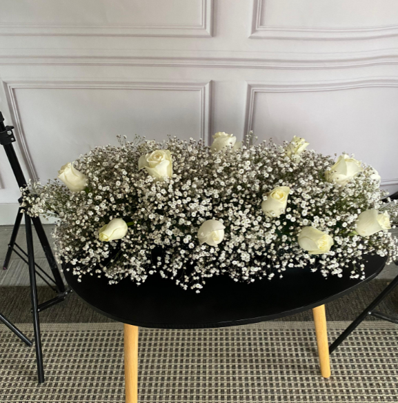 Pedido especial 10 charolas de 50 cm Gipso y rosa blanca