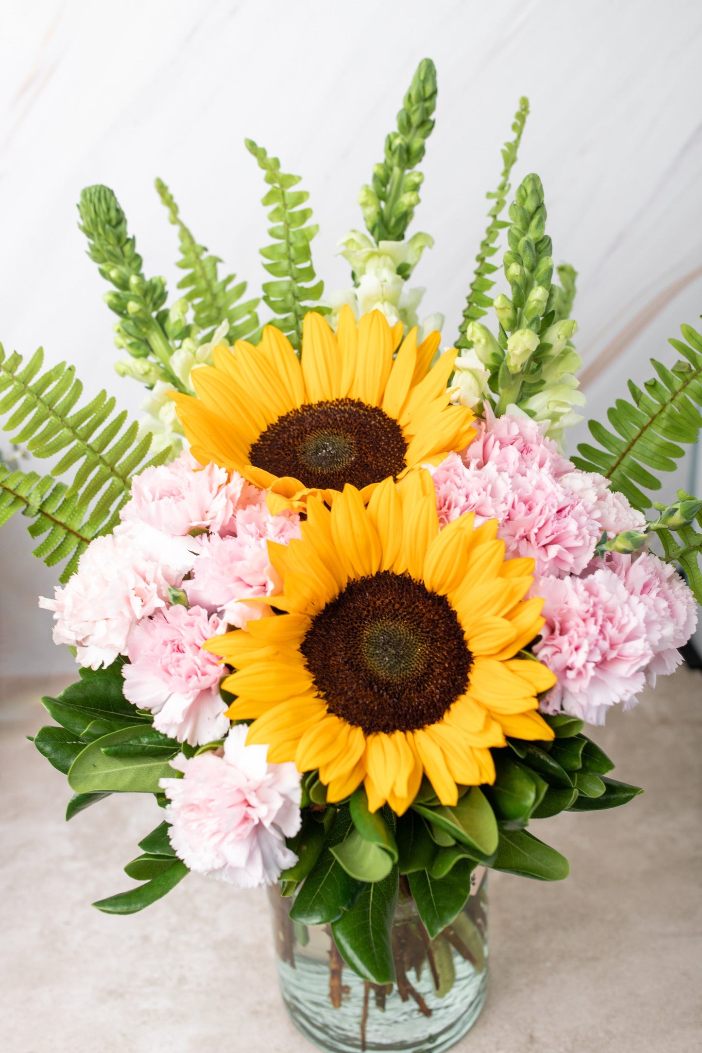 Feliz Día - Girasoles y Claveles Rosas CEL.