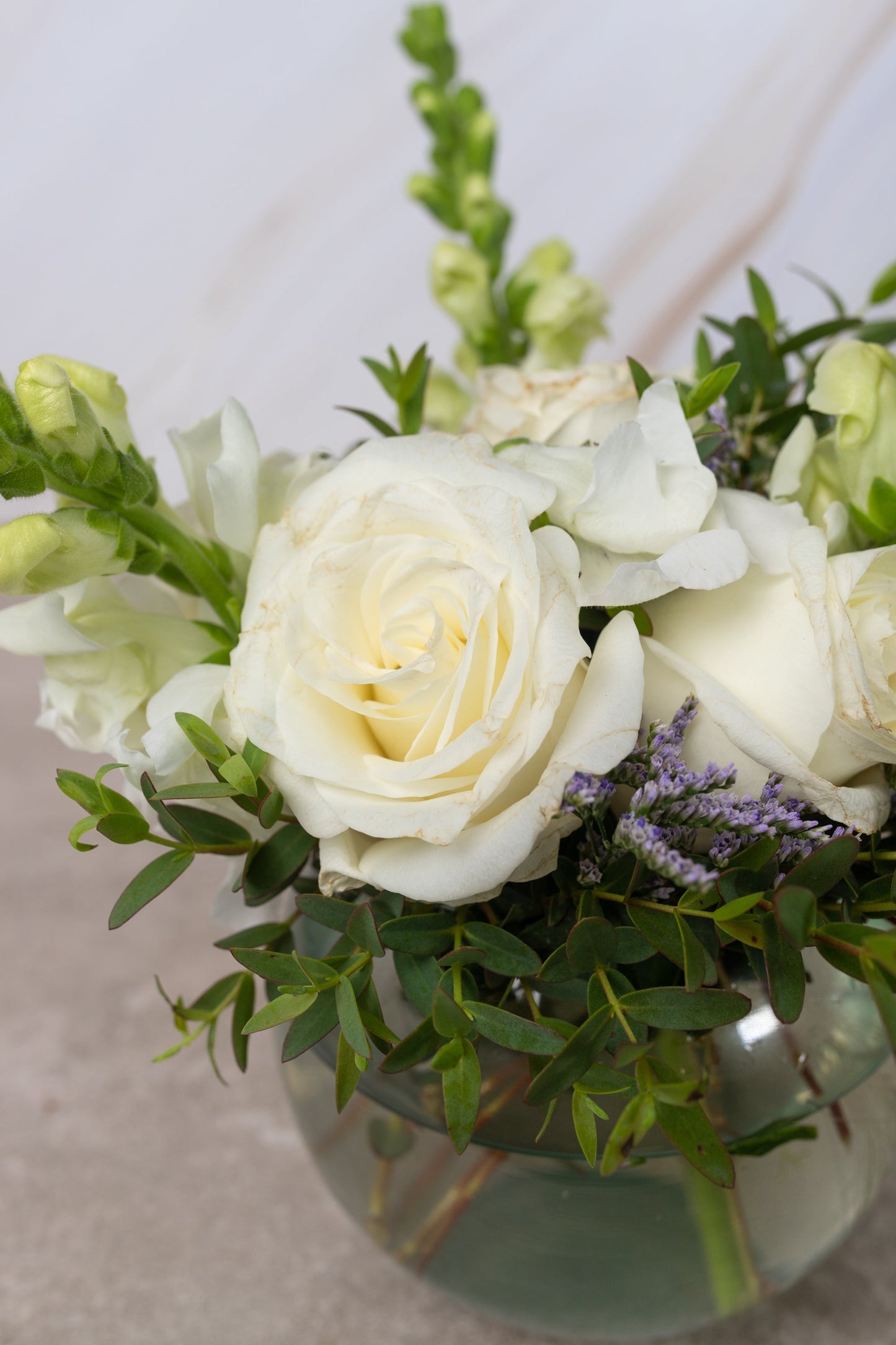 Centro de Mesa 8 // Rosa Blanca con Perrito y Eucalipto