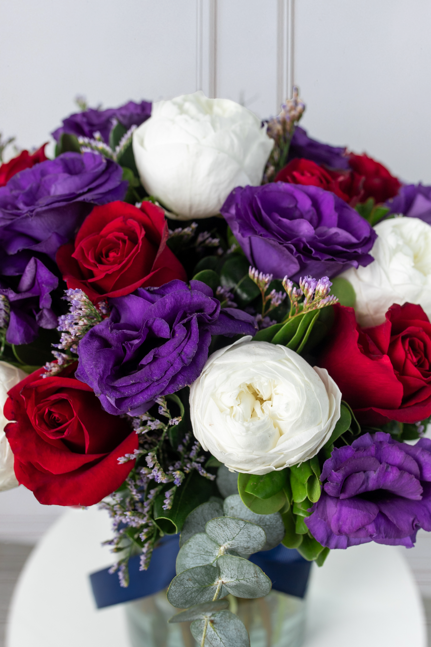 Perfecta // Peonia Blanca, Rosa Roja y Lisianthus
