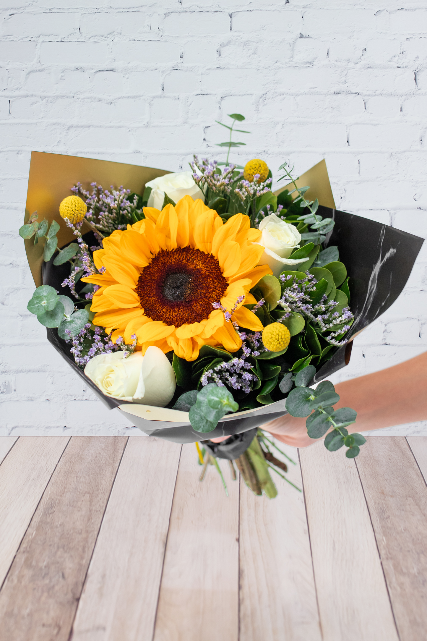 Solé - Ramo Girasol, Rosas Blancas y Craspedia