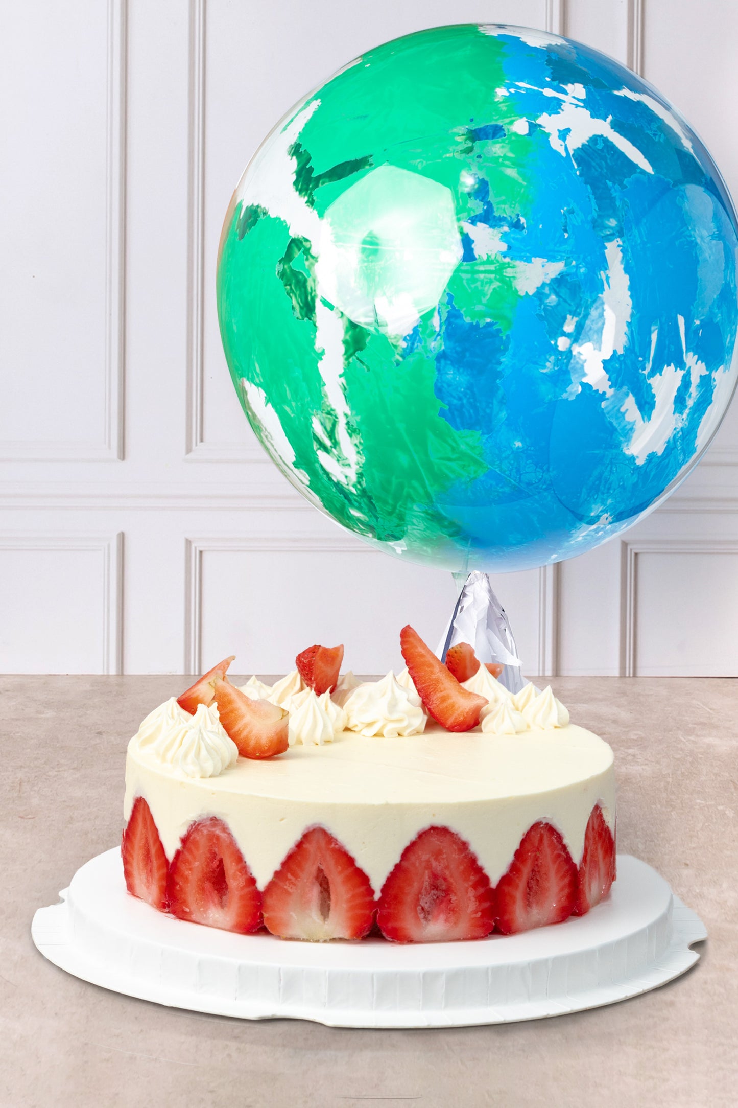 Pastel Grande de Fresa - con globo Explosión Verde y Azul