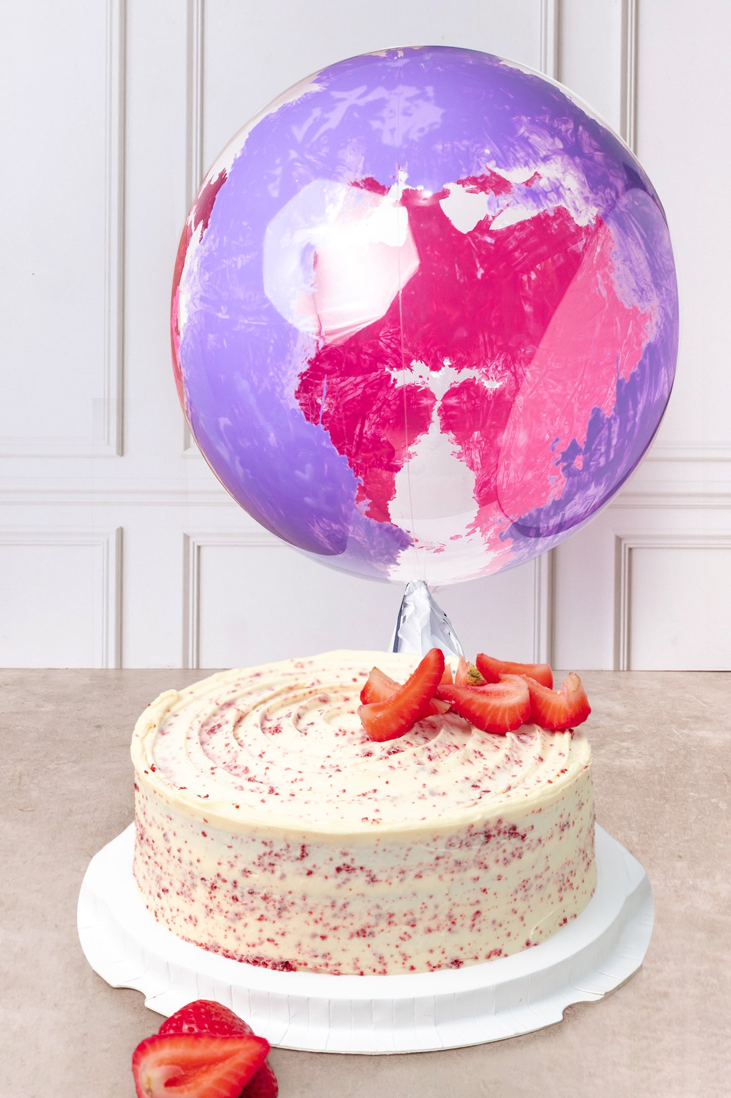 Pastel Grande Red Velvet - con Globo Explosión Rosa y Morado