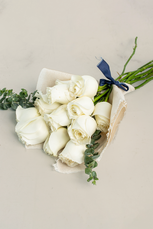 Ramo 12 Rosas Blancas - Envoltura Yute CABOS