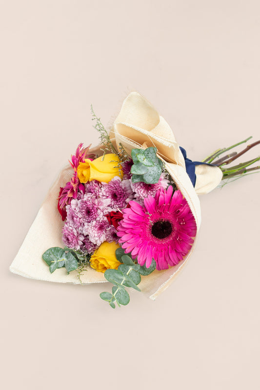 Ramo Gerbera, Rosa Amarilla, Roja y Moreliana - Envoltura Yute XAL