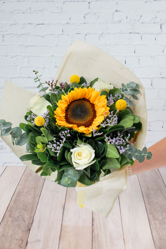 Sunshine - Ramo Girasol, Rosas Blancas y Craspedia