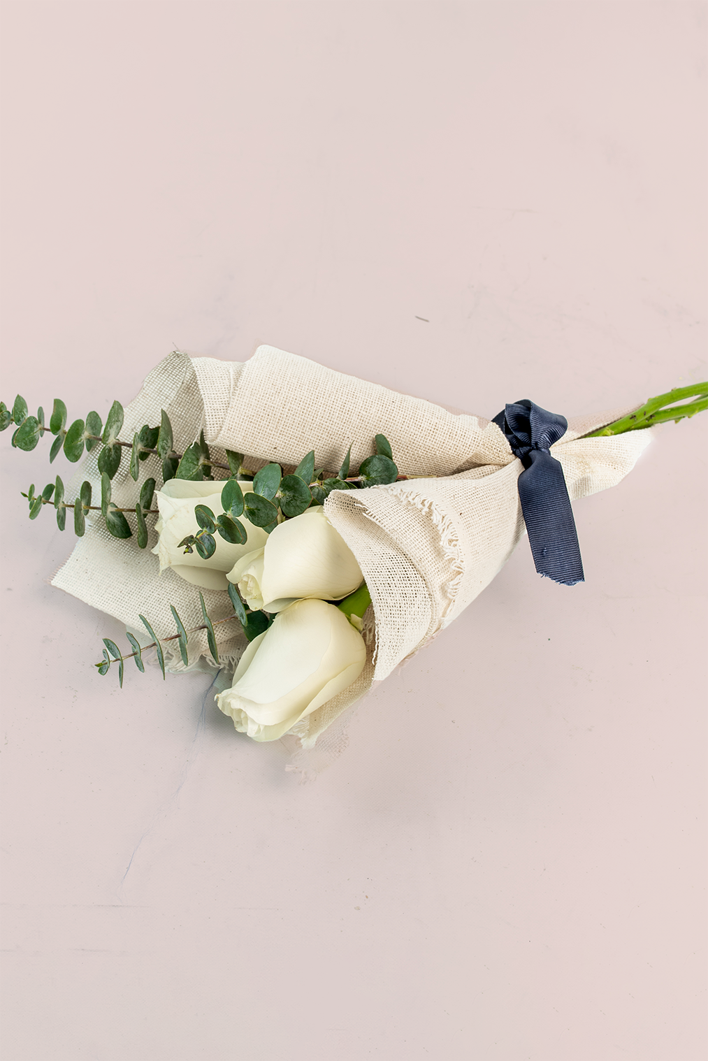 Ramo 3 Rosas Blancas - Envoltura Yute PTO. ESCOND.