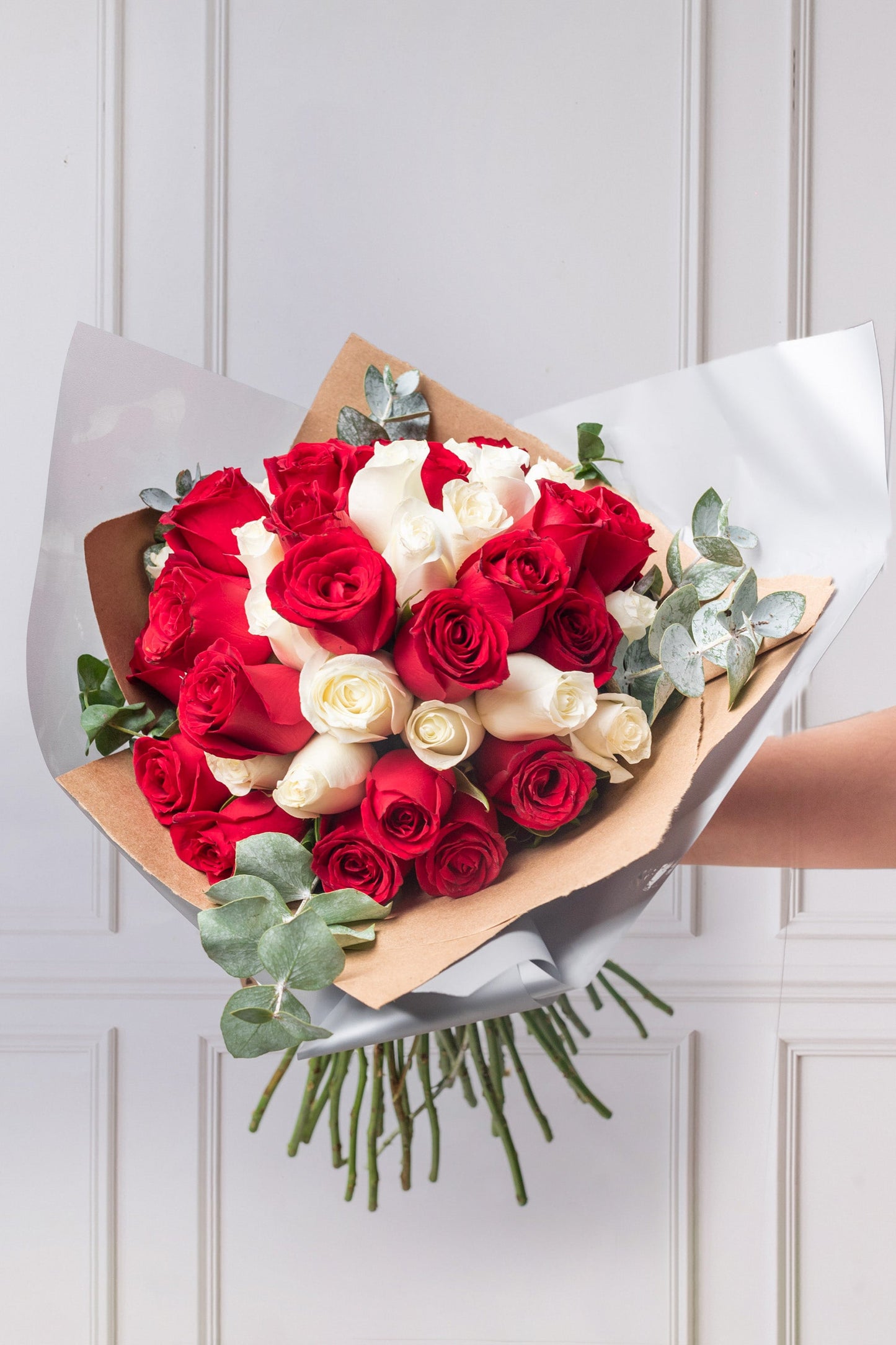Ramo Buchón - 50 Rosas Roja y Blanca ENS