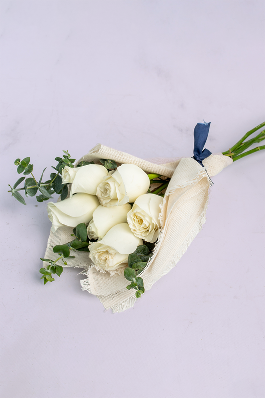 Ramo 6 Rosas Blancas - Envoltura Yute Cuau. Izc.