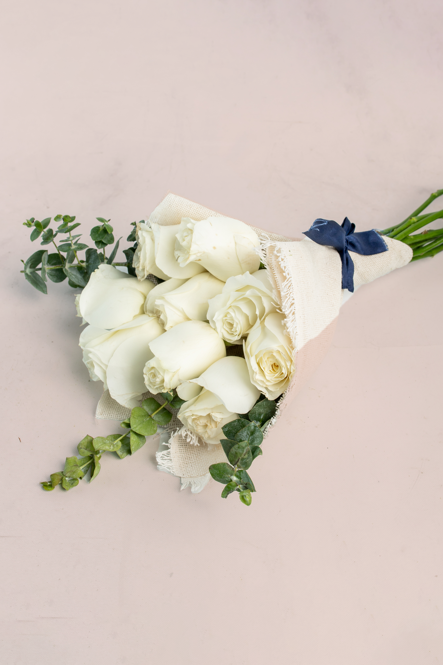 Ramo 9 Rosas Blancas - Envoltura Yute Cuau. Izc.