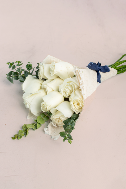 Ramo 9 Rosas Blancas - Envoltura Yute Cuau. Izc.