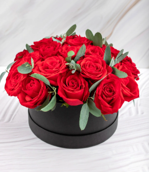 50 Rosas Rojas en Caja Paris Negra, con Limonium y Dólar