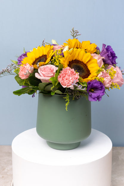 Cascada - Girasol, Rosa Clarita, Clavel Rosa y Lisianthus