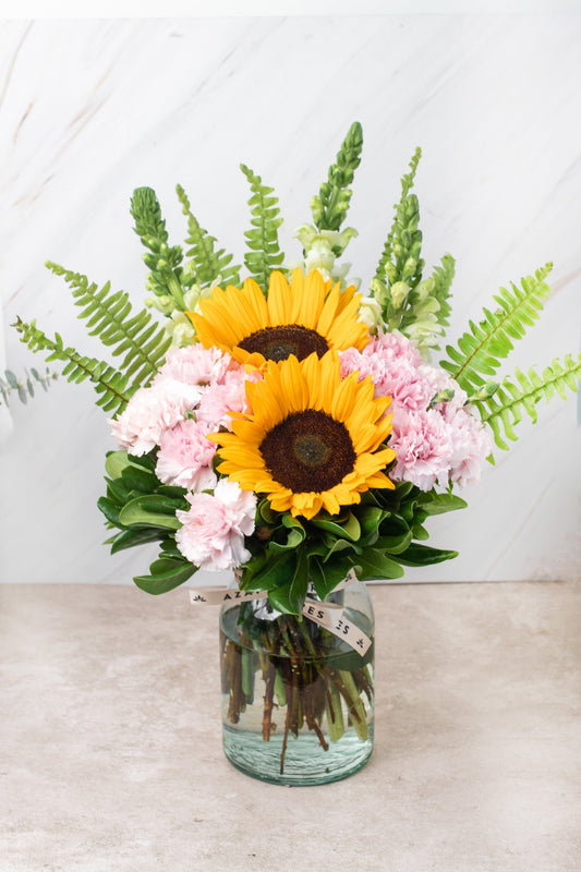 Feliz Día - Girasoles y Claveles Rosas CEL.