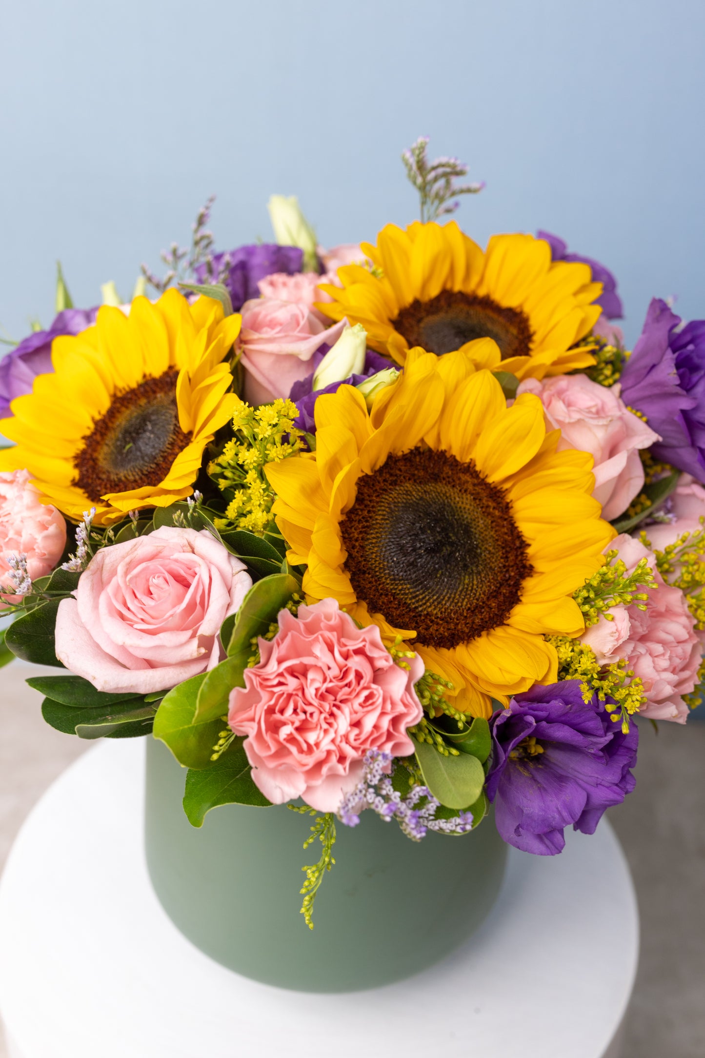 Cascada - Girasol, Rosa Clarita, Clavel Rosa y Lisianthus