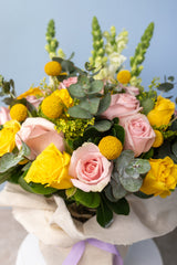 Malibú - Rosa Amarilla y Clarita, Craspedia y Perrito Blanco Cuau. Izc.