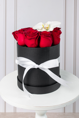 Señorita / Caja de Rosas Rojas con Orquídea Cuau. Izc.