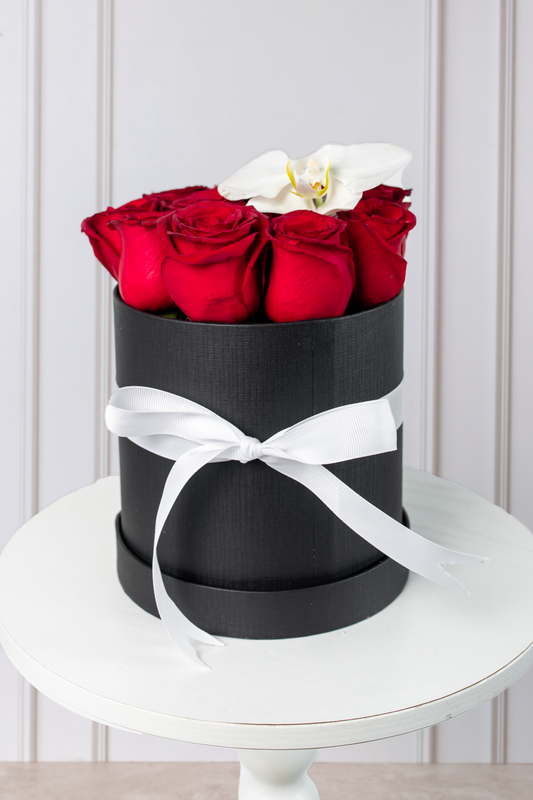 Señorita - Caja de Rosas Rojas con Orquídea Cuau. Izc.