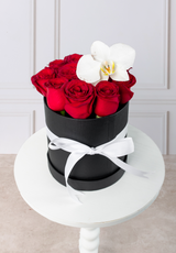 Señorita / Caja de Rosas Rojas con Orquídea Cuau. Izc.
