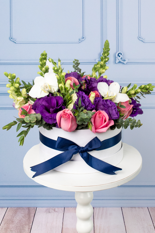 Verona - Caja de Rosas Claritas y Rojas con Lisianthus y Orquídea Cuau. Izc.