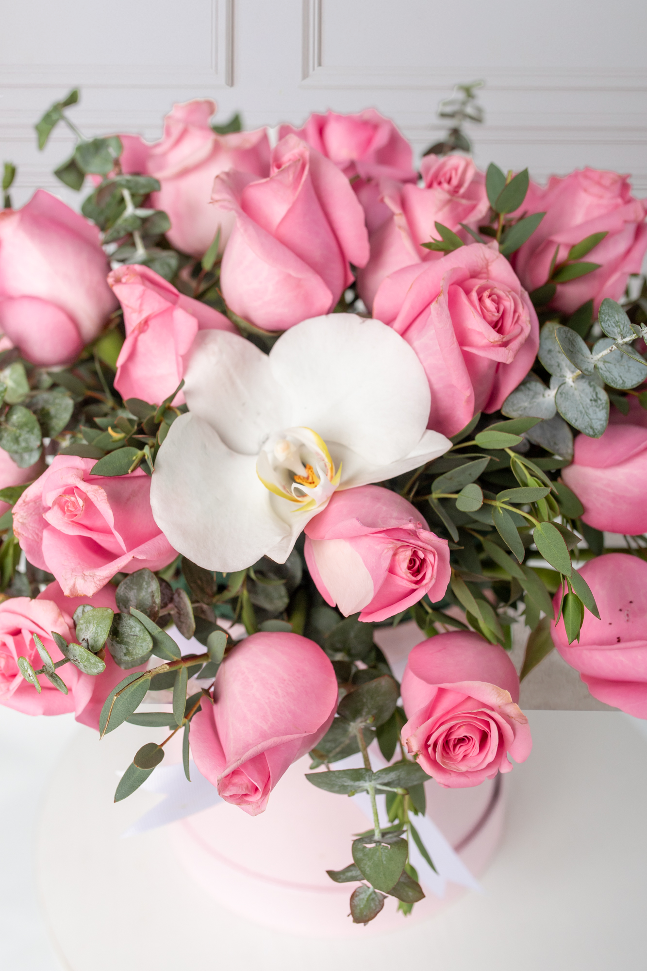 Deja Vú - Box of Light Roses with Orchid