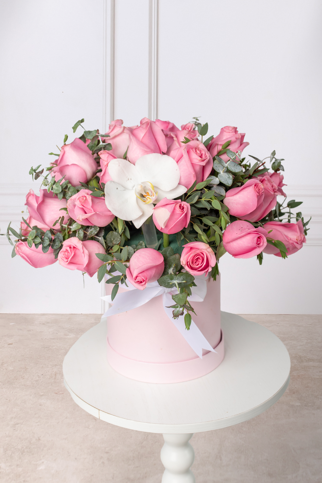 Deja Vú - Box of Light Roses with Orchid