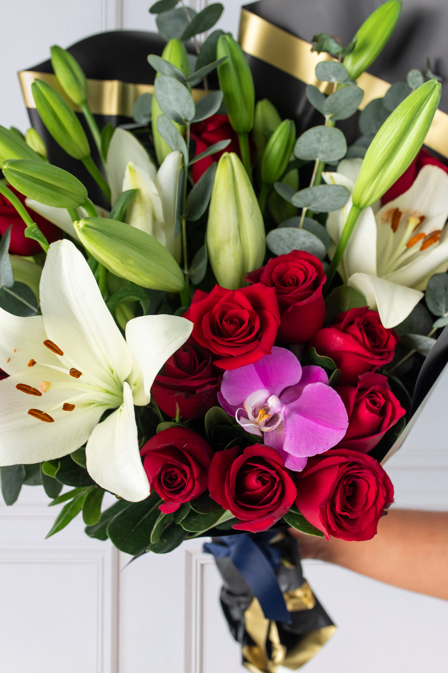 Kioto - Ramo de Rosas Rojas y Lilium Blanca Cuau. Izc.