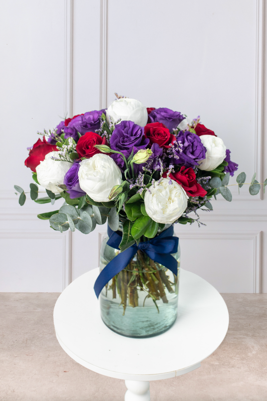 Perfecta - Peonia Blanca, Rosa Roja y Lisianthus