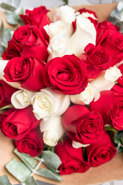 Ramo Buchón - 50 Rosas Roja y Blanca CEL.