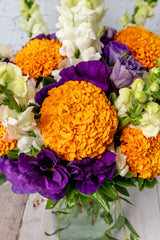 Mictlán - Cempasúchil, Lisianthus Morado y Perrito Blanco con Foto Personalizada