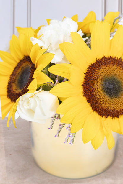 Centro de Mesa 4 // Girasol y Rosa Blanca