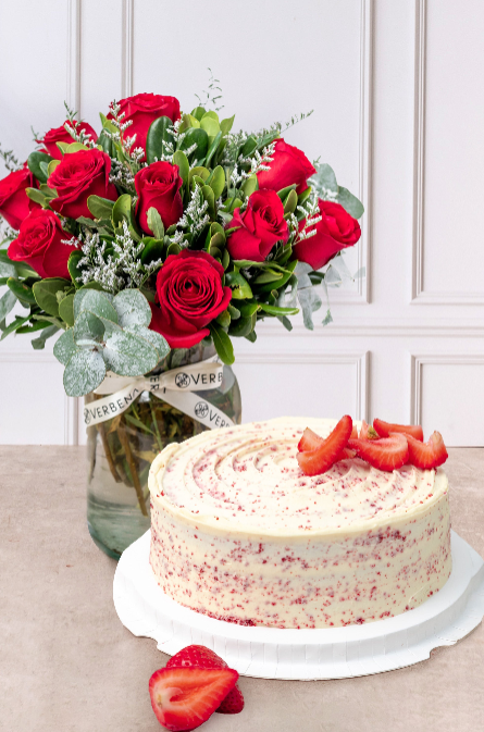 pastel red velvet y ramo de rosas
