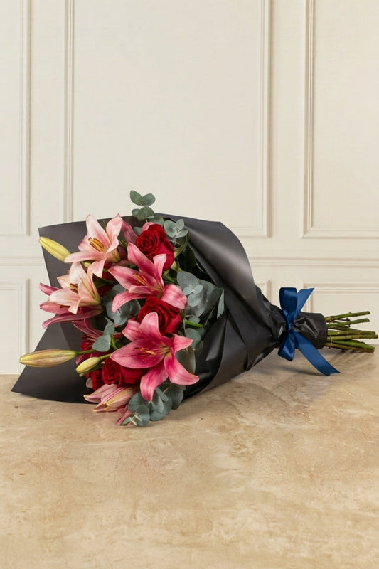 Bouquet 4 Lilys Rosas y 4 Rosas Rojas - En Papel Negro | MJO