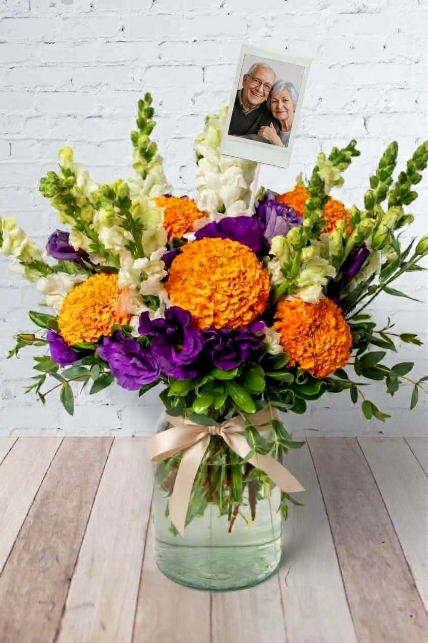 Mictlán - Cempasúchil, Lisianthus Morado y Perrito Blanco con Foto Personalizada