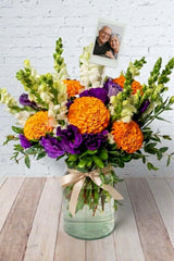 Mictlán - Cempasúchil, Lisianthus Morado y Perrito Blanco con Foto Personalizada