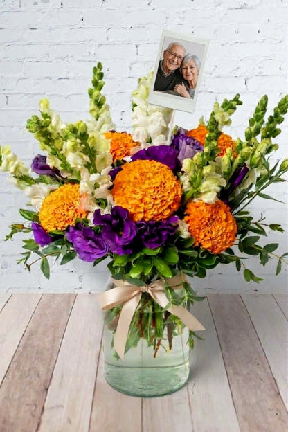 Mictlán - Cempasúchil, Lisianthus Morado y Perrito Blanco con Foto Personalizada