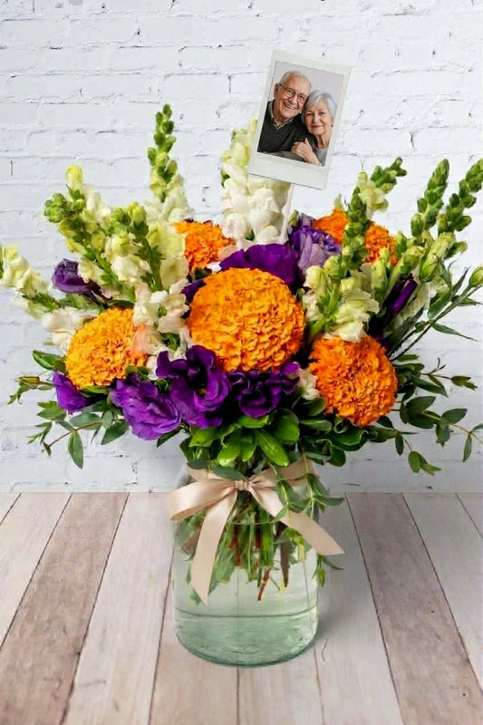 Mictlán - Cempasúchil, Lisianthus Morado y Perrito Blanco con Foto Personalizada