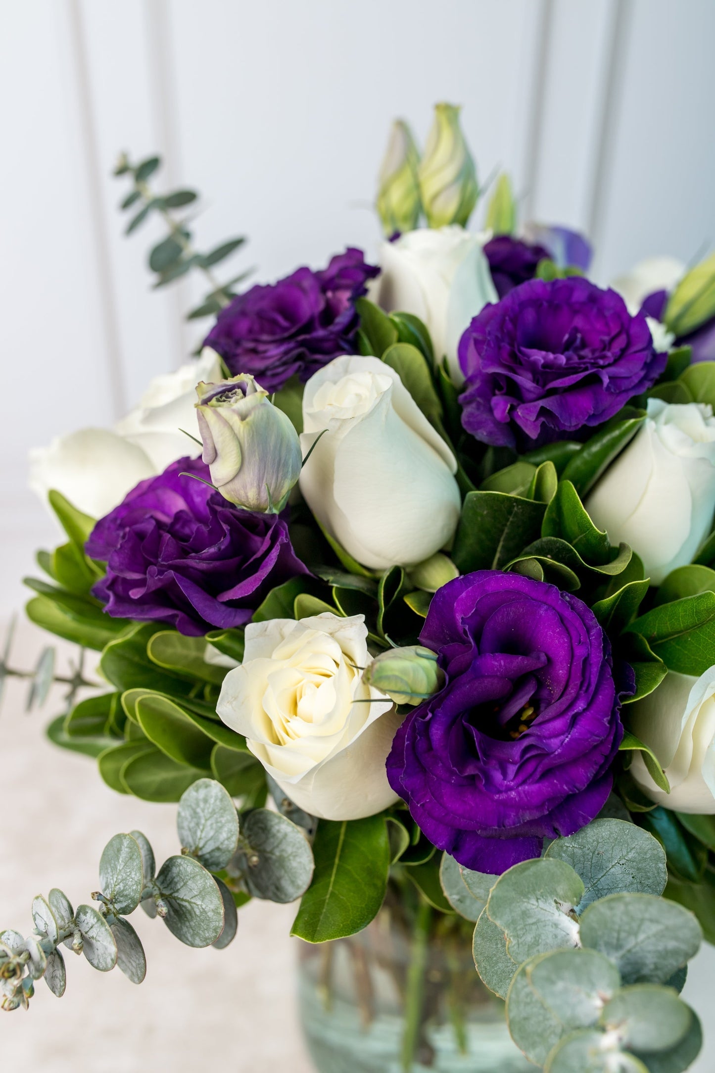 Claro de Luna / Rosa Blanca y Lisianthus Morado