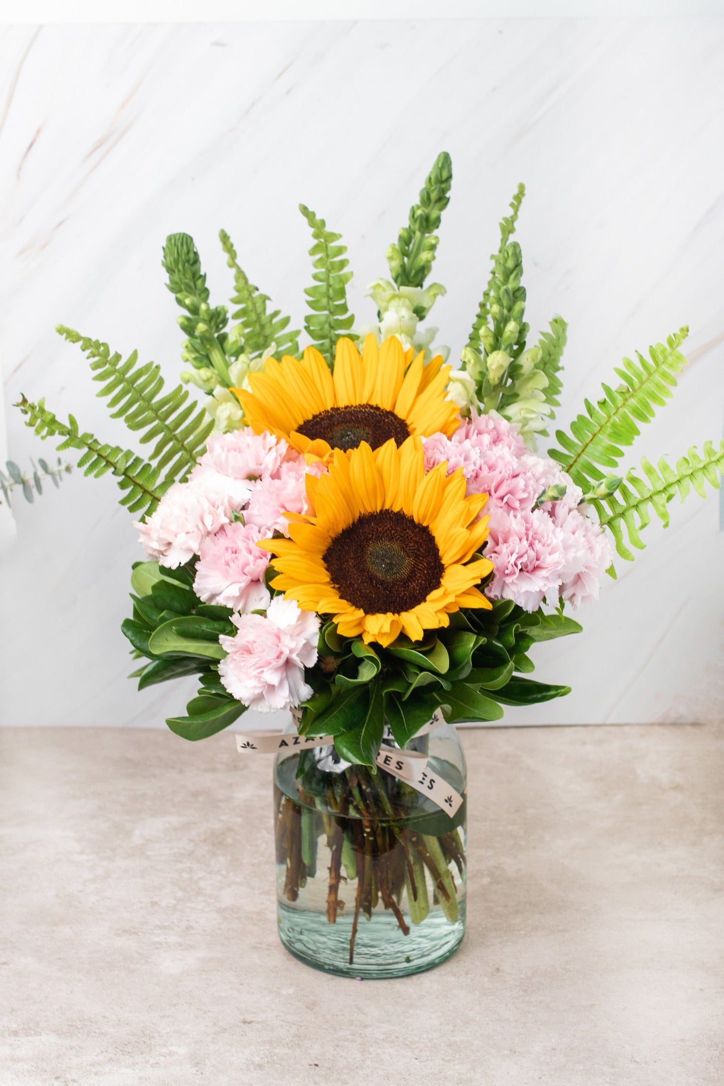 Feliz Día - Girasoles y Claveles Rosas