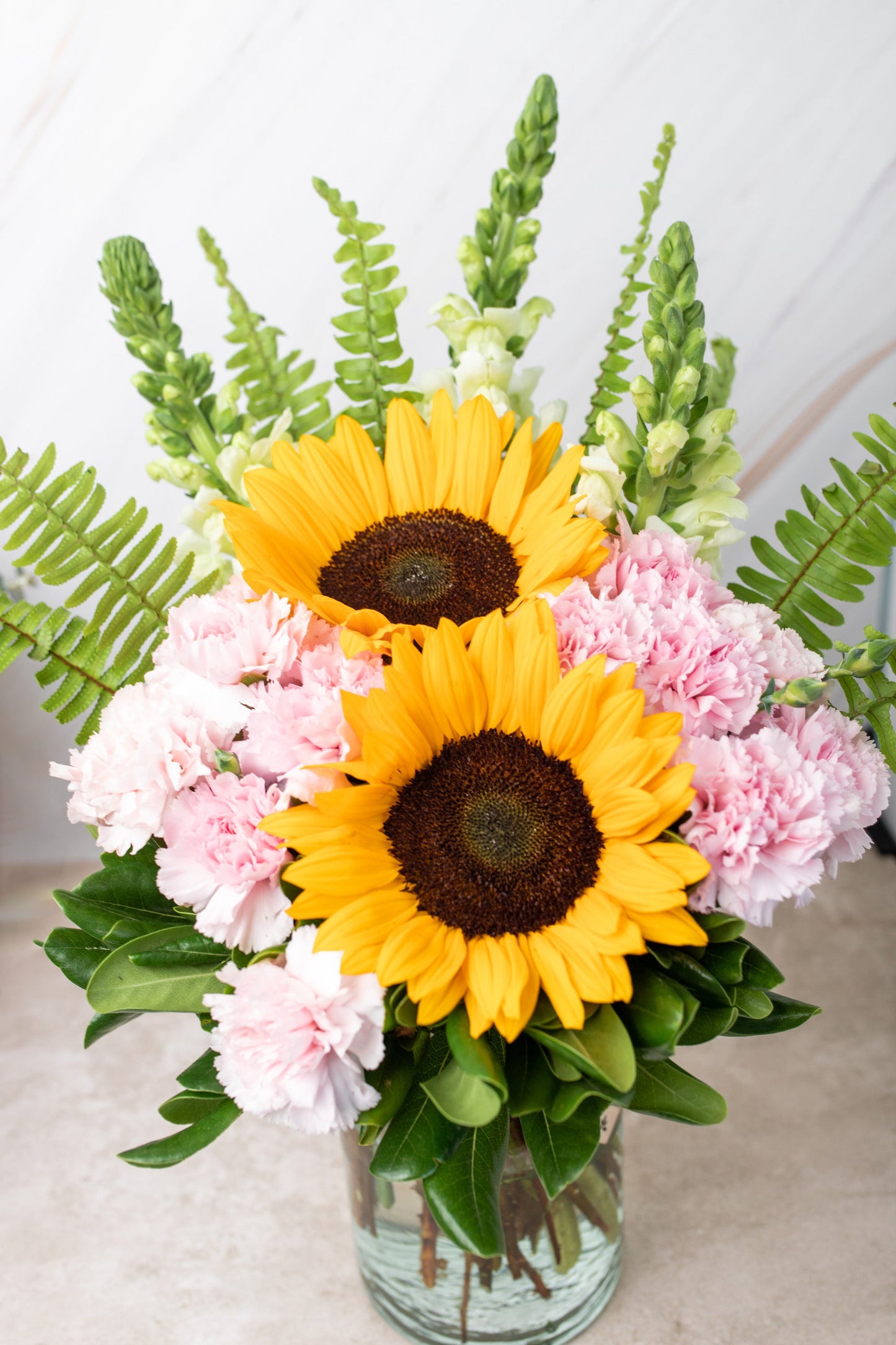 Feliz Día - Girasoles y Claveles Rosas