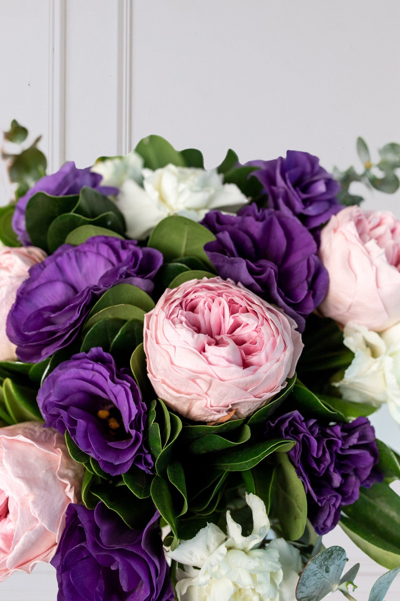 Jardín de Amor - Peonia Rosa, Lisianthus Morado y Clavel Blanco GDL