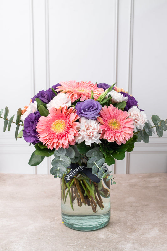 Coral - Gerbera Rosa, Lisianthus Morado y Clavel Rosa