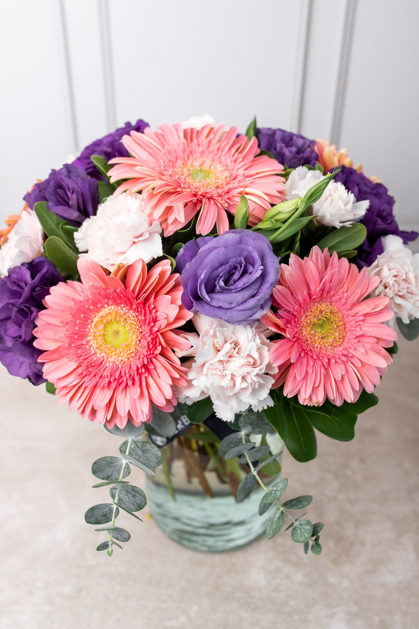 Coral - Gerbera Rosa, Lisianthus Morado y Clavel Rosa