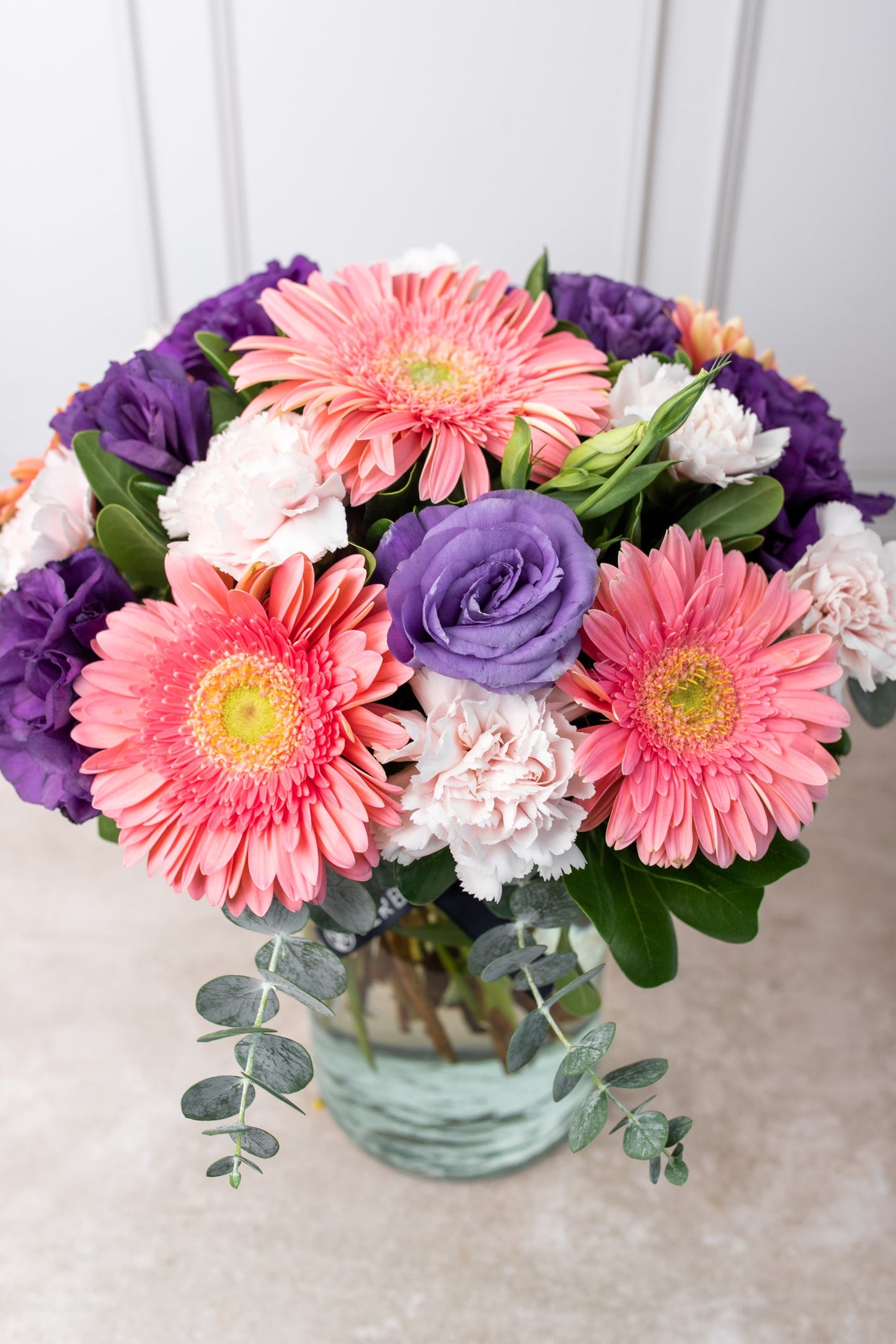 Coral / Gerbera Rosa, Lisianthus Morado y Clavel Rosa