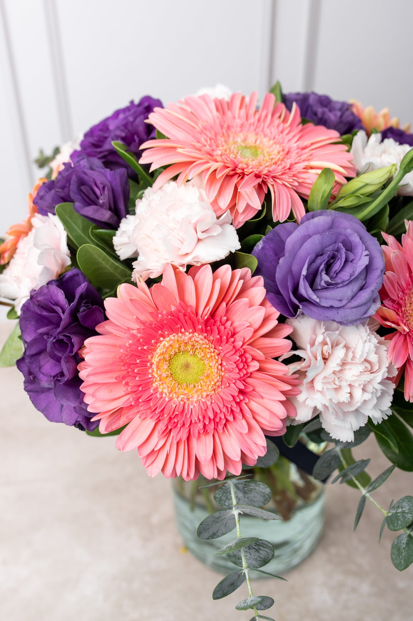 Coral - Gerbera Rosa, Lisianthus Morado y Clavel Rosa