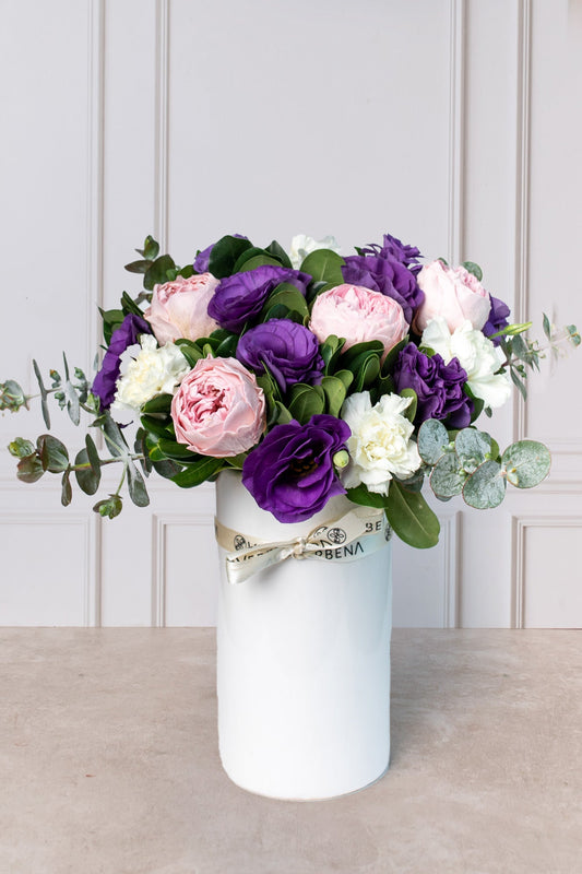 Jardín de Amor - Peonia Rosa, Lisianthus Morado y Clavel Blanco Cun